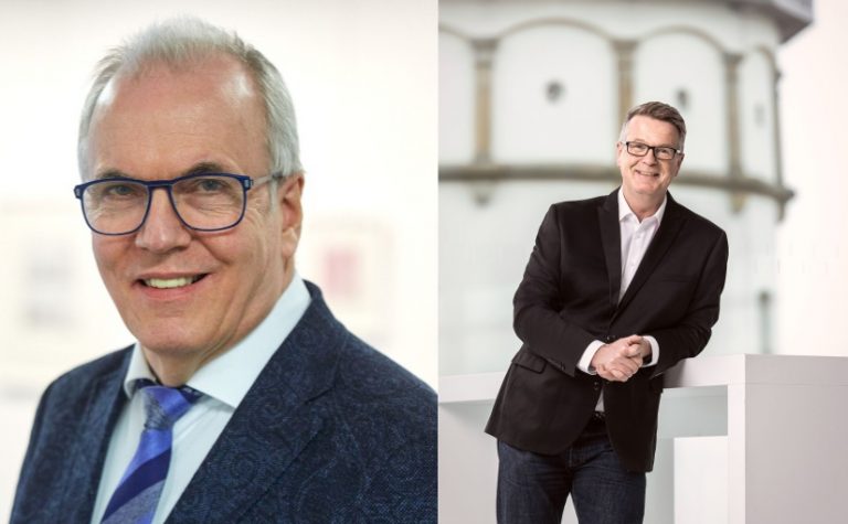 Freuen sich auf die weitere Zusammenarbeit: Der Präsident der Zahnärztekammer Westfalen-Lippe Jost Rieckesmann (links) und Andreas Kimpel, Beigeordneter für Kultur und Weiterbildung der Stadt Gütersloh. - Fotos: ZÄKWL/Detlef Güthenke)