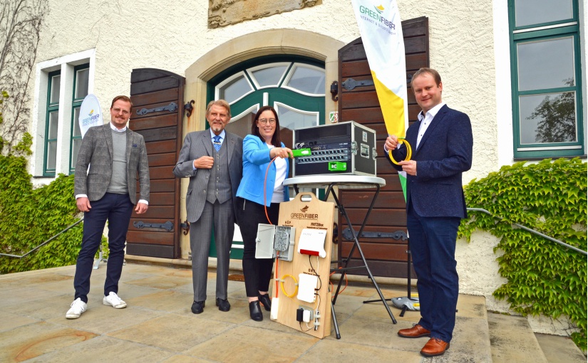 Startschuss für schnelles Internet: Paul Gummert (von links), Paul Gauselmann, Larissa Mattlage und Henning Vieker freuen sich über die Highspeed-Anbindung von Schloss Benkhausen. - Foto: Gauselmann