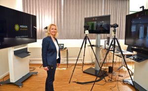 Digitale Weiterbildung: Tanja Gläser, Abteilungsleiterin Weiterbildungsmanagement bei MERKUR Casino, erklärt die neuen Möglichkeiten von digitalen Veranstaltungen. - Foto: Gauselmann