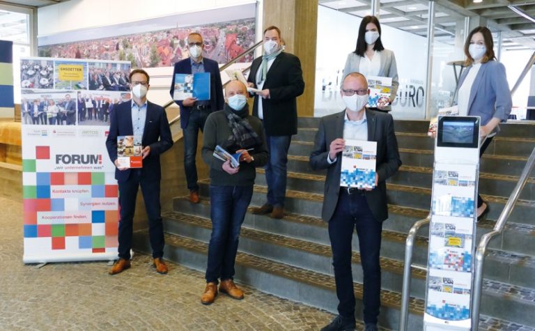 v.l.n.r.: Thomas Büker (VerbundSparkasse Emsdetten•Ochtrup), Michael Wietkamp (Meo Media GmbH), Winni Breulmann (ARTOS AktivMarketing), Christian Busch (Emsdettener Volkszeitung), Bürgermeister Oliver Kellner sowie Anna-Lena Higgen und Nadine Stein (ServiceCenter Wirtschaft der Stadt Emsdetten). - Foto: Stadt Emsdetten