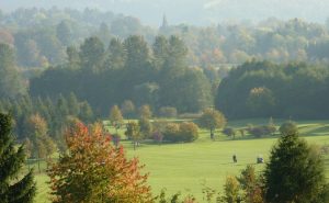 1978 von Caspar Graf von Oeynhausen-Sierstorpff eröffnet und bisher an den Golfclub Bad Driburg verpachtet, geht der Golfplatz 2024 zurück in den Familienbetrieb. - Foto: Gräflicher Park Health & Balance Resort