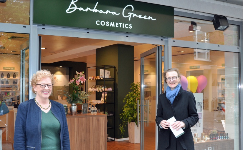 Dr. Christina Willerding (WFM/r.) hat Barbara Rosengarten (l.) bei der Standortsuche begleitet. Dem neuen Shop an der Julius-Voos-Gasse bescheinigt sie viel Erfolg. - Foto: WFM/Martin Rühle