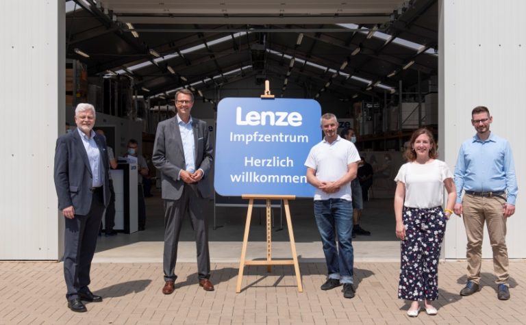 (v.l.n.r.) Ralf Klemme, Personalleiter, Christian Wendler, Vorstandsvorsitzender, Dr. Stefan Gansweid, Betriebsarzt, Tanja Knese, Mitarbeiterin der Unternehmenskommunikation, und Dr. Thomas Keller, Leiter des Bereichs Umwelt, Gesundheit und Sicherheit vor dem Lenze-Impfzentrum in Extertal. - Foto: Lenze