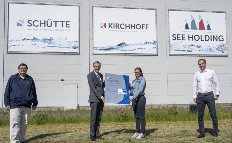 Nahmen die Auszeichnung TOP AUSBILDUNG von stv. IHK-Hauptgeschäftsführer Eckhard Lammers (2. v. l.) entgegen: Prokurist Paul-Josef Hälker, Ausbilderin Katharina Bartke und Geschäftsführer Björn Schütte (v. l.). - Foto: IHK