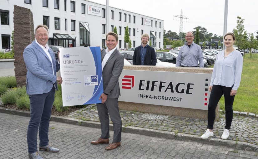 Marco Graf (IHK-Hauptgeschäftsführer) übergab die Urkunde an Manfred Inden (Geschäftsführer der Eiffage Infra-Nordwest GmbH), Phillip Gast (Personalleiter der Eiffage Infra-Nordwest GmbH), Claus Grieger (Ausbildungsleiter der Eiffage Infra-Nordwest GmbH) und Claudia Hölscher (Personalreferentin der Eiffage Infra-Nordwest GmbH). - Foto: IHK