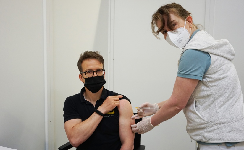 HARTING Mitarbeiter Lars Kühme (links) wird von Dr. med. Anja Läer geimpft. - Foto: HARTING