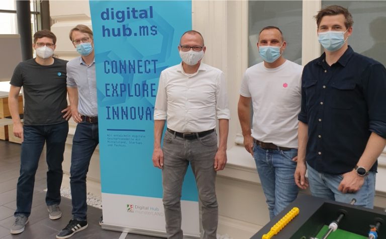 Auf dem Bild v.l.n.r.: Dr. Sebastian Köffer, Geschäftsleiter Digital Hub * Christian Hövels, ServiceCenter Wirtschaft der Stadt Emsdetten * Bürgermeister Oliver Kellner * Oliver Henschen, Projektmanager Digital Hub * Richard Gervink, Geschäftsführer CREATEOCEANS GmbH & Co.KG. - Foto: Stadt Emsdetten