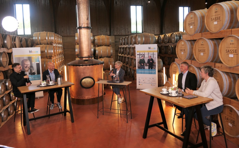 An dem Thementalk teil nahmen (v. l.) Patrick Lehr, Ralf Swetlik, Monika Bone, Rüdiger Sasse und Moderatorin Andrea Hansen. - Foto: © Münsterland e.V.