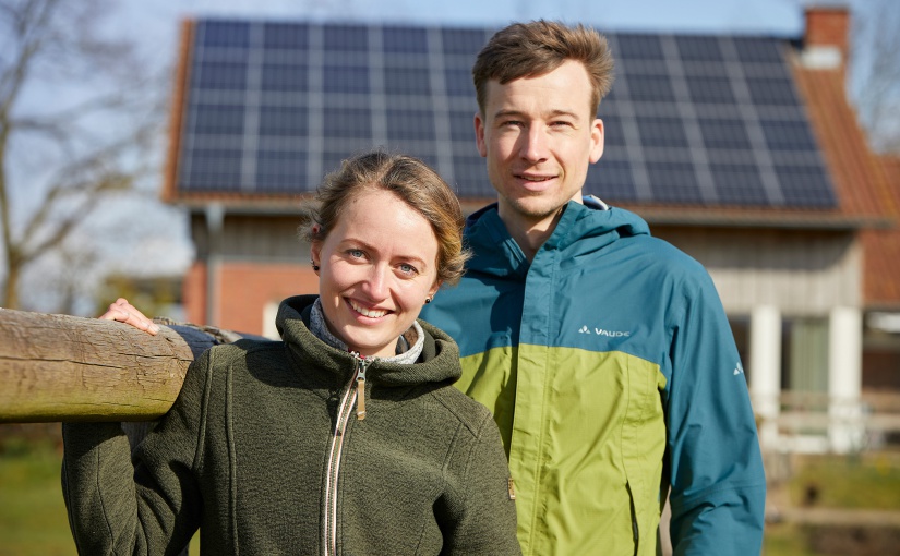 Auch im Münsterland haben immer mehr Menschen Photovoltaik auf dem Dach – Sophie und Sebastian aus Dülmen sind dafür ein Beispiel. - Foto: © Münsterland e.V./Philipp Foelting