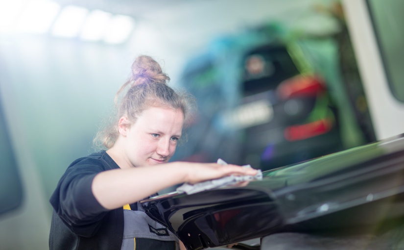 Tabea liebt ihren Beruf und wünscht sich, dass mehr junge Mädchen ihren Interessen abseits von Rollenbildern und Klischees nachgehen. - Foto © Teamfoto Marquardt, Competentia Münsterland