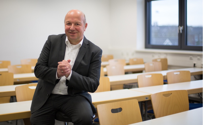 Studiengangsleiter Prof. Dr. Wolfgang Buchholz begrüßt ab dem Wintersemester 2021/22 Studierende des neuen berufsbegleitenden Masters Digital Supply Chain Management an der FH Münster. - Foto: Patrick Lückmann