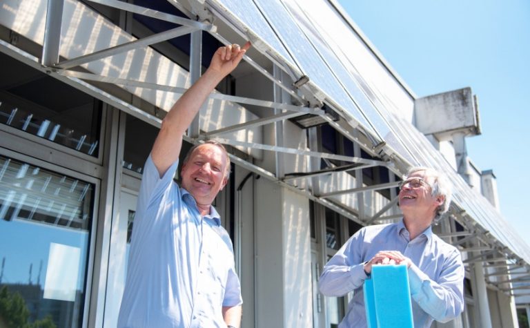 Solardächer und Dämmstoffe – zwei Themen, die Prof. Dr. Thomas Jüstel (l.) und Prof. Dr. Thomas Schupp bei den nächsten Campus-Dialogen erläutern. - Foto: FH Münster/Katharina Kipp