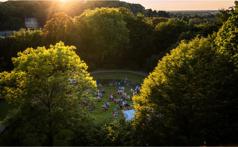 Burgsommer statt Sparrenburgfest – die Bühne wird wie im vergangenen Jahr auf der Wiese hinter der Festungsanlage im abgetrennten Bereich aufgebaut. - Foto: Rene Weinitschke