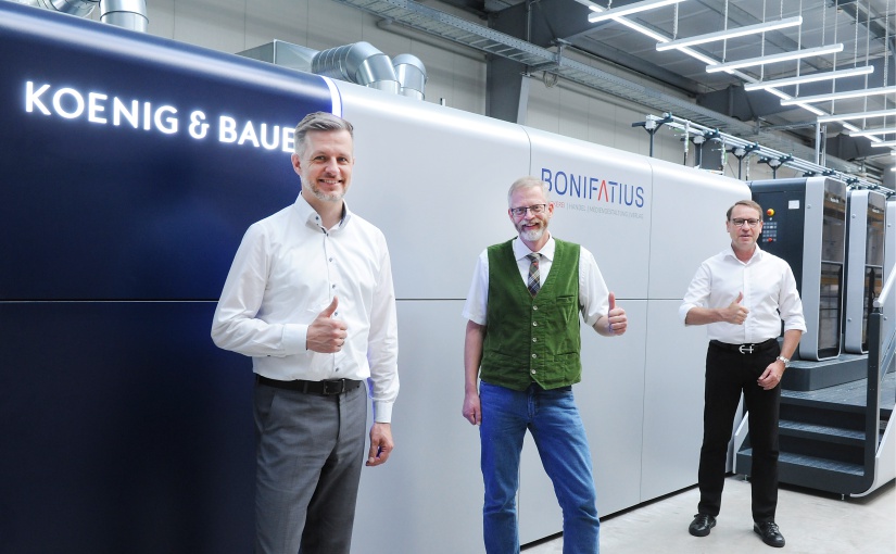 Tobias Siepelmeyer und Wolfgang Hettlage (beide Bonifatius) freuten sich mit Stephan Steuber vom Druckserviceunternehmen Steuber im Mai über die technische Maschinenabnahme. - Foto: Bonifatius)