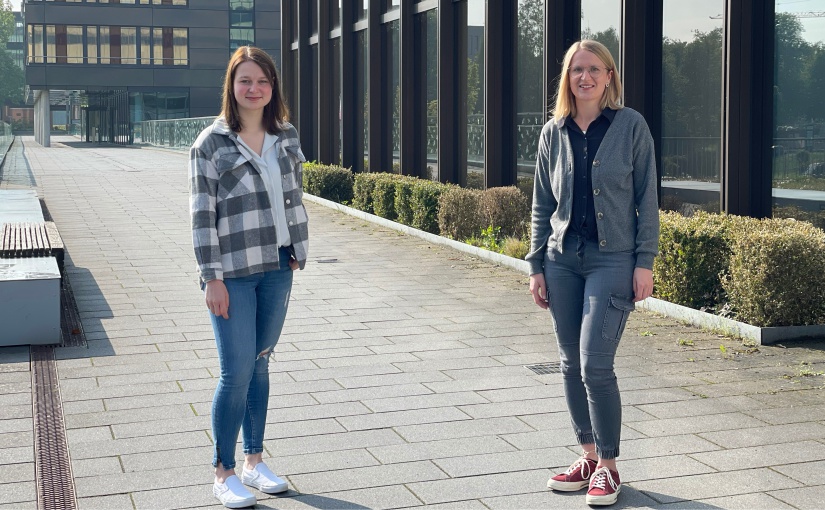 Berit Müller (links) und Dajana Deppenmeier (rechts) beraten rund ums Studium an der Fachhochschule der Wirtschaft. - Foto: FHDW Paderborn