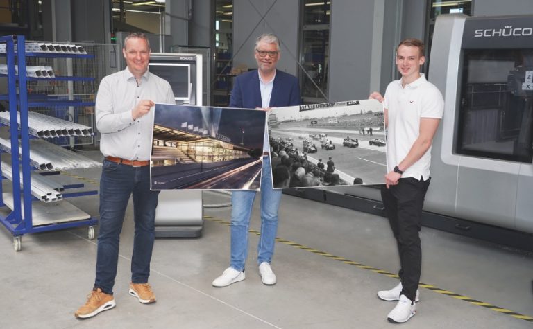 Christian Müller (Projektinitiator bei Luckey), Hans-Werner Luckey (Geschäftsführer) und Marvin Zumdick (Bauleiter) in der voll digitalisierten Produktion in Bad Wünnenberg-Haaren. - Foto: ProjectPartner Dirk Kleeschulte, Büren