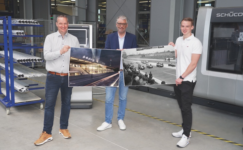 Christian Müller (Projektinitiator bei Luckey), Hans-Werner Luckey (Geschäftsführer) und Marvin Zumdick (Bauleiter) in der voll digitalisierten Produktion in Bad Wünnenberg-Haaren. - Foto: ProjectPartner Dirk Kleeschulte, Büren