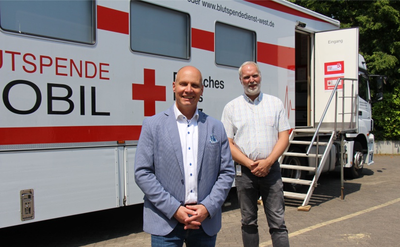 Das DRK war zum Blutspenden vor Ort Buschjost: Geschäftsführer Raymond Kamp (links) und Stephan Kottmann vom DRK. - Foto: Buschjost