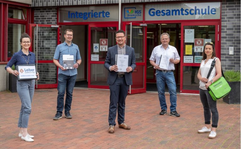 Sie wollen den Schülerinnen und Schülern der IGS Bramsche gemeinsam mit vielen Praxisprojekten eine spannende Berufs-orientierung bieten (von links): Magdalena Brosda (Personallei-terin Leiber GmbH), Robert Ritter (IGS Bramsche, Fachbe-reichsleitung AWT), Lars Hellmers (Vorstand MaßArbeit), Thomas Behning (Schulleiter IGS Bramsche) und Katja Biele-feld (Servicestelle Schule-Wirtschaft der MaßArbeit). - Foto: MaßArbeit / Hermann Pentermann