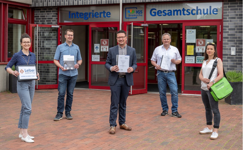 Sie wollen den Schülerinnen und Schülern der IGS Bramsche gemeinsam mit vielen Praxisprojekten eine spannende Berufs-orientierung bieten (von links): Magdalena Brosda (Personallei-terin Leiber GmbH), Robert Ritter (IGS Bramsche, Fachbe-reichsleitung AWT), Lars Hellmers (Vorstand MaßArbeit), Thomas Behning (Schulleiter IGS Bramsche) und Katja Biele-feld (Servicestelle Schule-Wirtschaft der MaßArbeit). - Foto: MaßArbeit / Hermann Pentermann