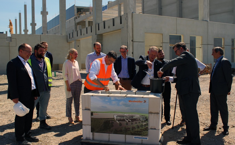 Bei strahlendem Sonnenschein fand die Grundsteinlegung für das neue Logistikzentrum der Weidmüller Gruppe in Hörselberg-Hainich statt. - Foto: Weidmüller