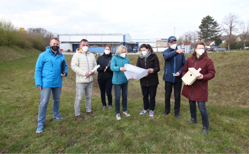 Begehung bei der Firma Neuero in Melle (von links): André Schulenberg (WIGOS), Henning Zimmann (oleg) Alina Kerber und Dr. Birgit ten Thoren (beide BIO-CONSULT Gesellschaft für Umweltplanung und -beratung bR, Belm), Stephanie Mon-teiro Kisslinger und Helmut Stolle (beide NEUERO Industrietechnik für Förderanlagen GmbH, Melle) und Bärbel Echelmeyer (Geschäftsführung Naturschutzstiftung). Foto: WIGOS / Eckhard Wiebrock