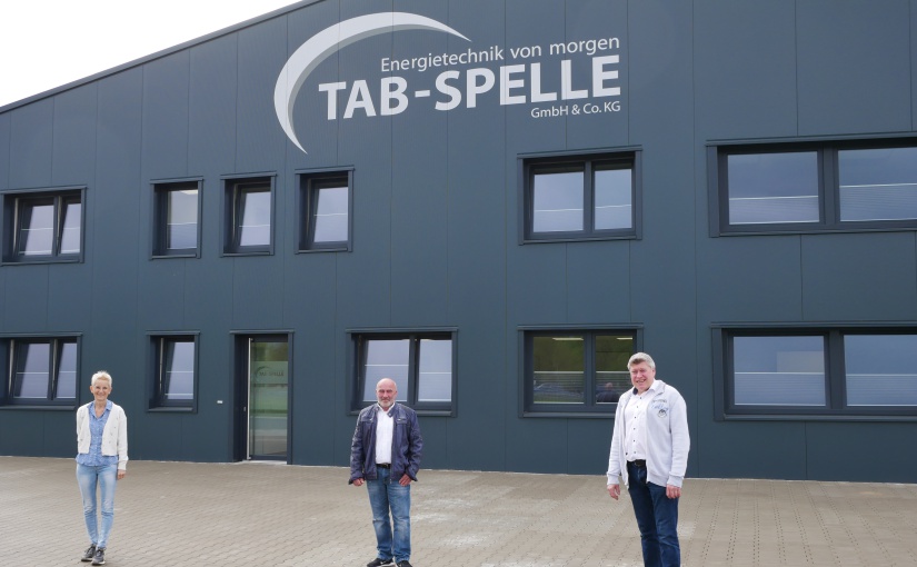 Inhaber Thomas Klatt (Mitte) stellt Samtgemeindebürgermeisterin Maria Lindemann und Bürgermeister Andreas Wenninghoff den neuen Standort des Unternehmens TAB-Spelle vor. - Foto: Samtgemeinde Spelle