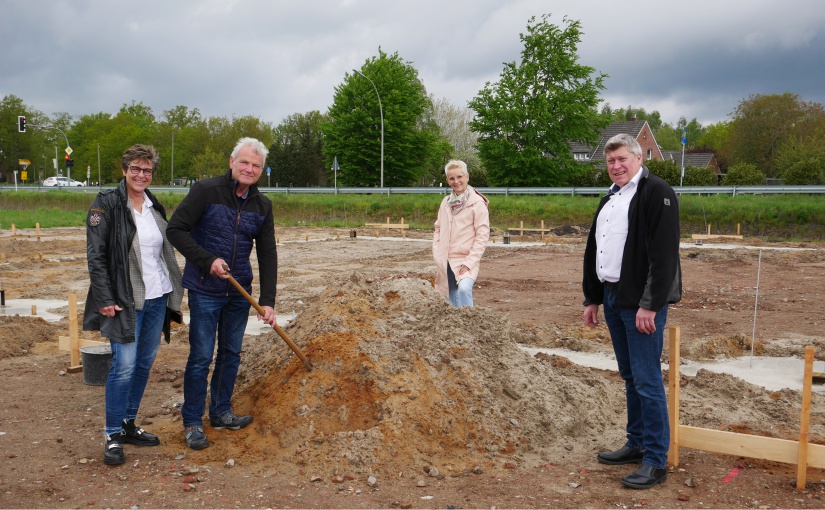 Uden und Koschalka Bedachung setzt ersten Neubau-Spatenstich in Spelle