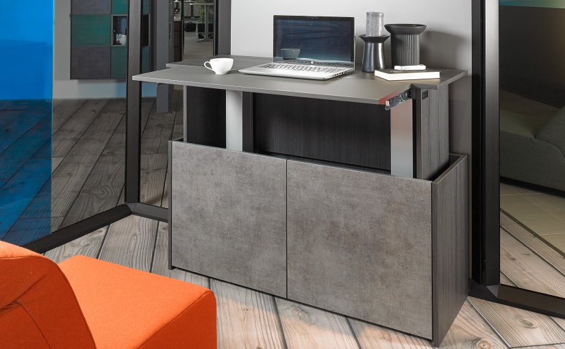 Unauffälliges Sideboard mit integrierter Workstation für Wohnungen, die wenig Platz für ein Homeoffice haben. - Foto: Hettich