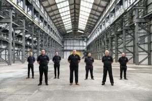 Paul Avery (Mitte) steht mit seinem Produktions-Team in den Startlöchern. - Foto: Schmitz Cargobull