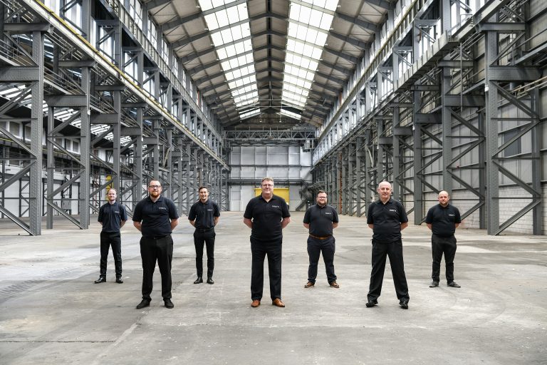 Paul Avery (Mitte) steht mit seinem Produktions-Team in den Startlöchern. - Foto: Schmitz Cargobull