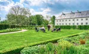 Weiterbildung im Grünen: Die Parkanlage des Schlosses lädt dazu ein, die Meetings ins Freie zu verlegen. - Foto: Gauselmann