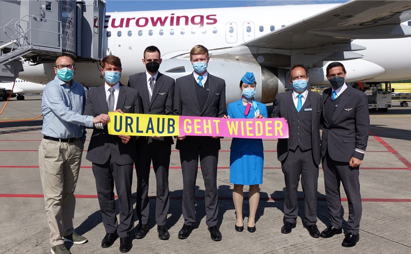 Die Crew des Eurowings-Erstfluges vom FMO nach Mallorca um Kapitän Erik Meidel (2.vl) wurde auf dem Vorfeld von Mathias Richter (l.)vom FMO-Marketing begrüßt. - Foto: FMO