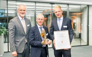Beim letzten Mal setzte sich die Windel GmbH & Co. KG durch: Oberbürgermeister Wolfgang Griesert mit Preisträger Fred Windel und VWO-Vorsitzendem Niklas Sievert. - Foto: WFO