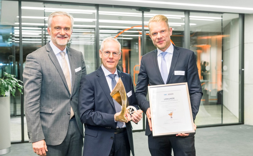 Beim letzten Mal setzte sich die Windel GmbH & Co. KG durch: Oberbürgermeister Wolfgang Griesert mit Preisträger Fred Windel und VWO-Vorsitzendem Niklas Sievert. - Foto: WFO