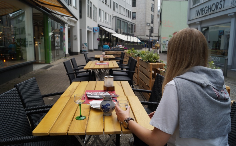 An der Ritterstraße haben die anliegenden Gastronomen bereits ihre Tische auf die freigewordenen Parkplätze gestellt und mit Paletten zur Fahrbahn abgetrennt. - Foto: Bielefeld Marketing