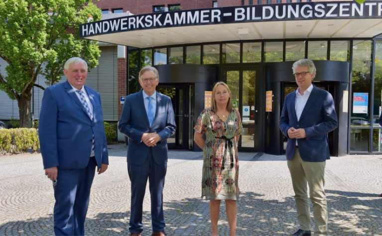 vlnr: Karl-Josef Laumann, Minister für Arbeit, Gesundheit und Soziales NRW * Hans Hund, Präsident des WHKT und der HWK Münster * Anja Weber, Vorsitzende DGB NRW * Stefan Nacke, MdL, Kolpingwerk NRW. - Foto: Foto: WHKT