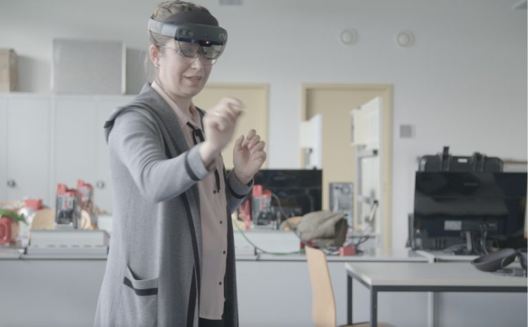 Die Denkfabriken sprachen auch über das Potenzial, dass noch in Virtual und Augmented Reality steckt. Das Bild zeigt Denkfabrik-Teilnehmerin Irina Schäfer von der Westfälischen Hochschule, die in dem Projekt auch als Technologie-Scout aktiv ist. - Foto: © Detlef Muckel