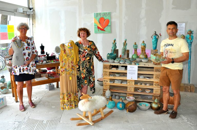 Das Zwischennutzungs-Konzept an der Salzstraße von Brigitte Paukstat (Mitte) geht auf: In einem Ladenlokal am Erbdrostenhof präsentierte sie bis Ende Juni ihre Mode im Mix mit Schmuck und Bildern von Roswitha Kluth (l.) sowie Skulpturenkunst von Hajrush Limani (r.). Für die Zeit von Anfang bis Ende Juli präsentiert die kreative Kauffrau eine neue Kombination. - Foto: Wirtschaftsförderung Münster GmbH/ Martin Rühle