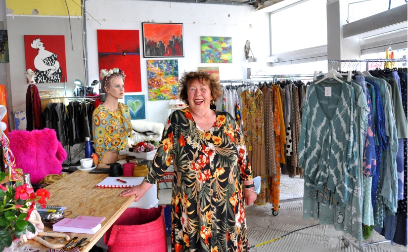 Brigitte Paukstat hat gut lachen: Der Angebots-Mix aus Mode, Schmuck und Kunst in dem temporär angemieteten Ladenlokal an der Salzstraße erfreut sich großer Beliebtheit. Gegenüber des Erbdrostenhofs ist dieser noch bis Ende Juli zu finden. - Foto: Wirtschaftsförderung Münster GmbH/ Martin Rühle