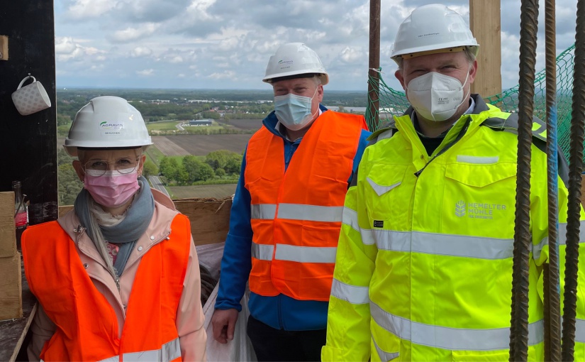 In über 70 Metern Höhe informiert Jan Cordesmeyer (rechts) Samtgemeindebürgermeisterin Maria Lindemann und Bürgermeister Andreas Wenninghoff (von links) über den Baufortschritt des neuen Siloturms. - Foto: Samtgemeinde Spelle