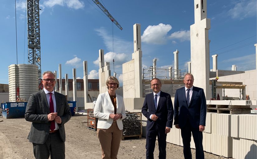 Bundesbildungsministerin Anja Karliczek auf der Baustelle des neuen Bildungscenters in Rheine.