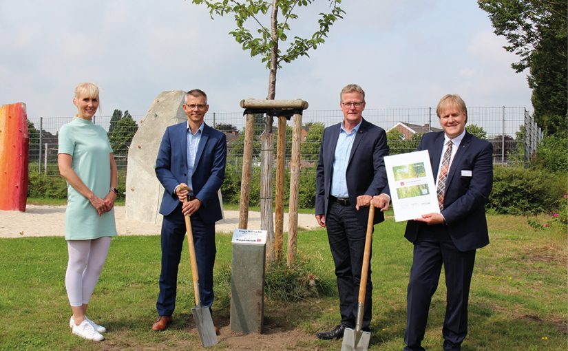 Piepenbrock spendet Baum in Rheine