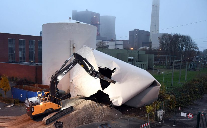 Bagger zerschneidet zwei Stahlkolosse