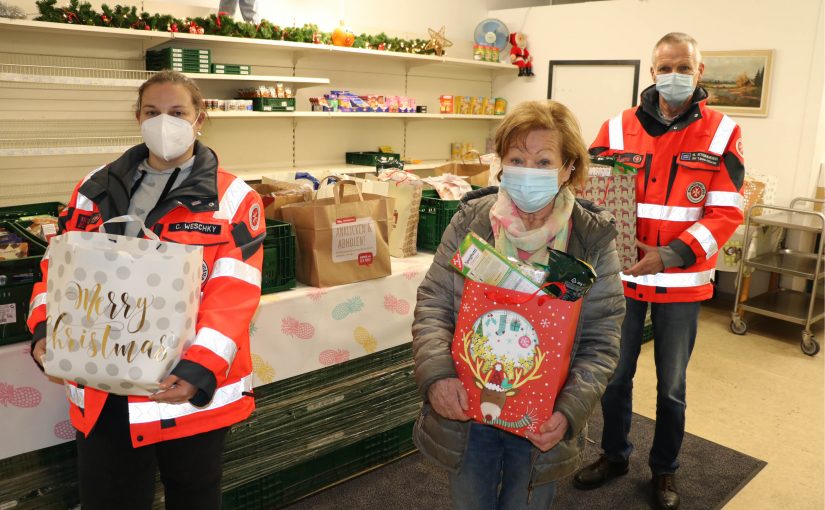 Johanniter spenden Lebensmittel und Geschenke an die Tafel