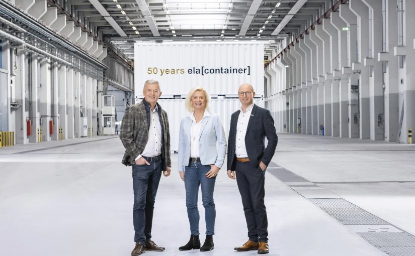 Die ELA Geschäftsleitung mit Tim Albers, Liesel Albers-Bentlage und Günter Albers (v. l. n. r.) vor dem Jubiläumscontainer (Foto: ELA Container)