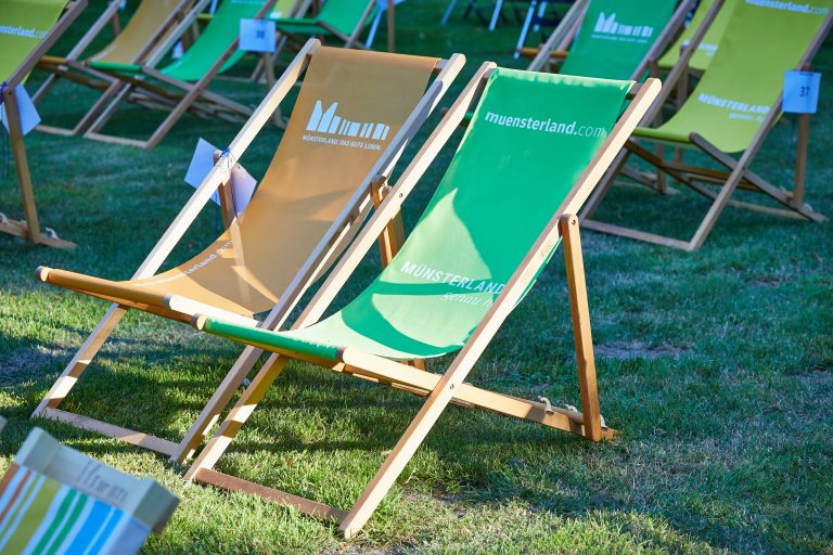 Gemütlich: Die Picknick-Liegestühle des Münsterland e.V. Picknick-Liegestühle (Foto: Münsterland e.V./Philipp Fölting)