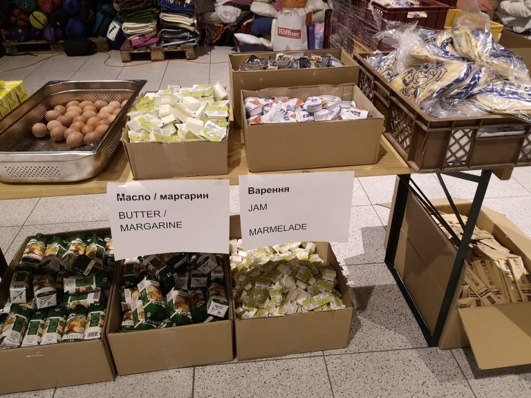 Viele Organisationen und Privatleute organisieren in diesen Tagen Hilfstransporte an die ukrainische Grenze. Verfügbare Fahrzeuge und freier Laderaum sind allerdings Mangelware. (Fotos: privat)