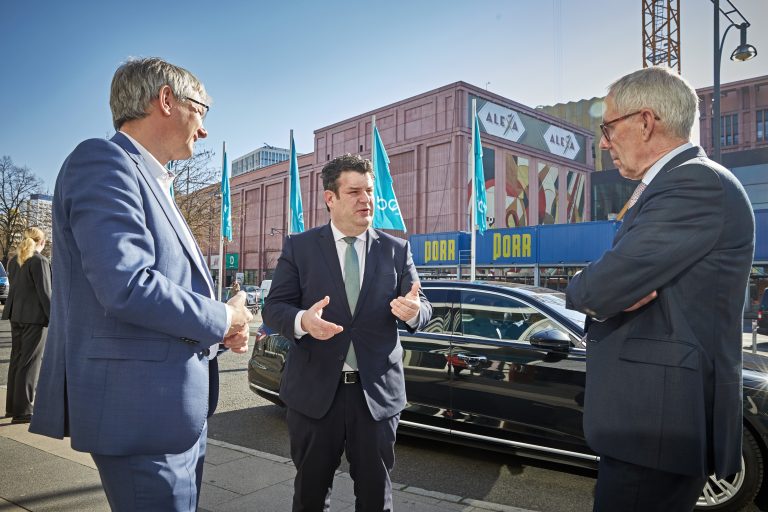 Tag des gemeinsamen Appells von Bundesarbeitsminister Hubertus Heil und DIHK-Präsident Peter Adrian (v.l.n.r. stv. DIHK-Hauptgeschäftsführer Achim Dercks, Bundesarbeitsminister Hubertus Heil, DIHK-Präsident Peter Adrian) Foto: DIHK / Werner Schüring