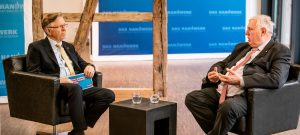 HWK-Präsident Hans Hund (l.) und Minister Karl-Josef Laumann im Gespräch zu aktuellen Themen der Fachkräftegewinnung im Handwerk. (Foto: HWK/Studio Wiegel)